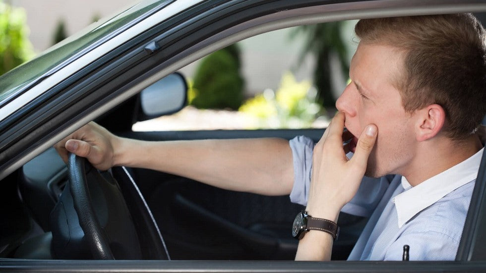 Conducteur au volant sur un long trajet