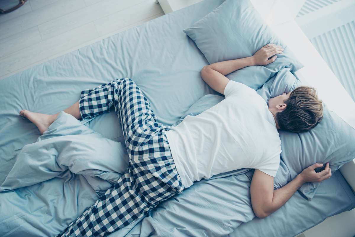 Position de sommeil sur le côté, jambes fléchies