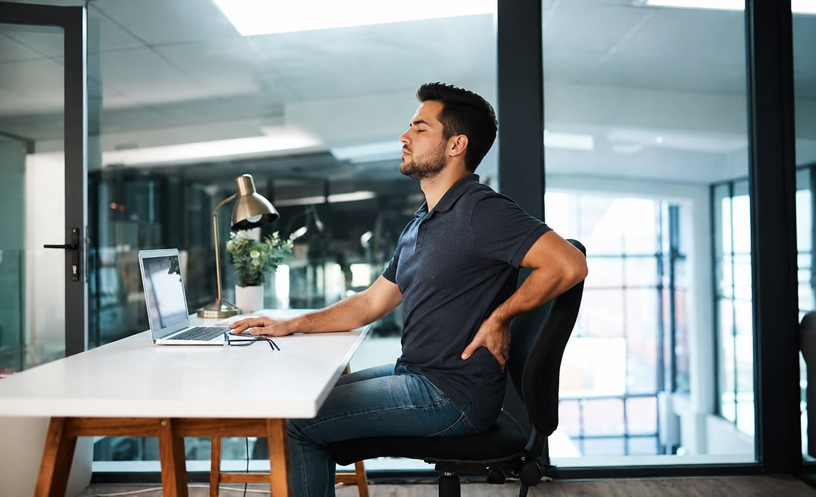 Journée de travail passée assis devant un ordinateur